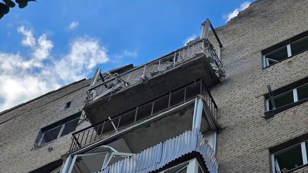 Здание, поврежденное в Ростове в результате атаки БПЛА - Sputnik Казахстан