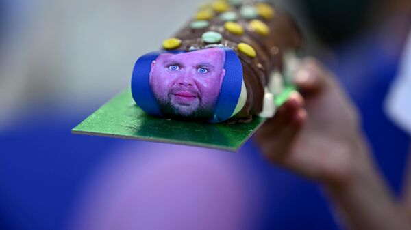 Сатирическое изображение вице-президента США Дж. Д. Вэнса на лицевой стороне торта во время вечеринки, Великобритания - Sputnik Казахстан