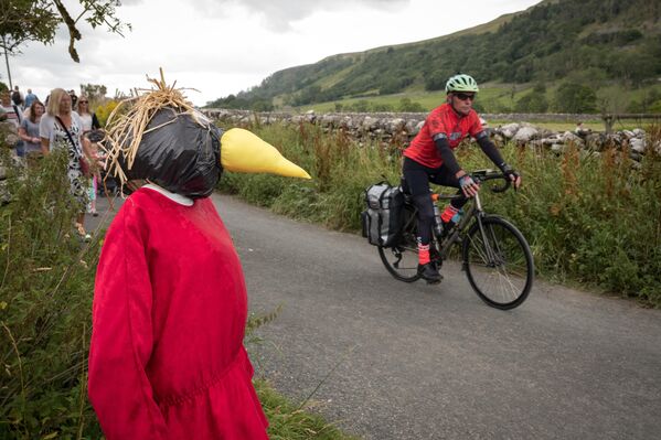 Посетители следуют по тропе чучела во время одноименного фестиваля в Кеттлвелле, Великобритания. - Sputnik Казахстан