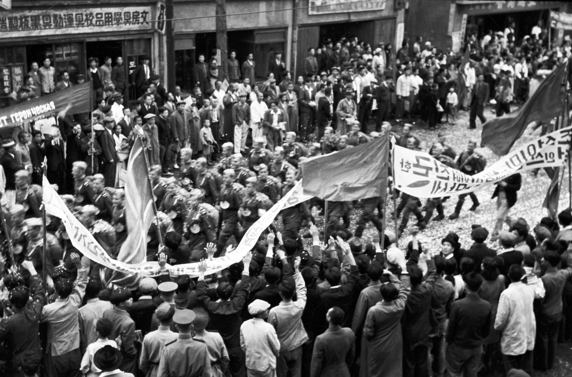 Многотысячный митинг населения Пхеньяна, собравшегося на вокзале города для проводов частей Советской Армии, участвовавших в освобождении Северной Кореи от японской императорской армии. - Sputnik Казахстан, 1920, 15.08.2025