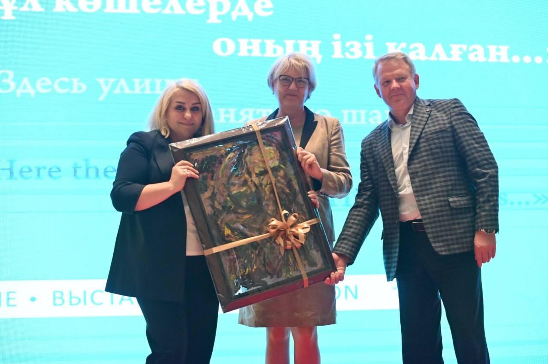 В подарок музею был представлен необычный портрет Достоевского, выполненный на стекле - Sputnik Казахстан, 1920, 15.08.2025