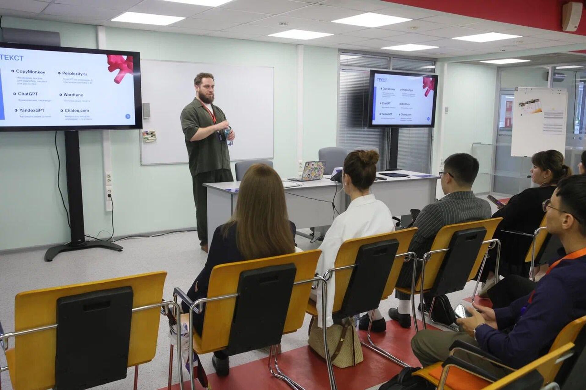 Ведущие сотрудники агентства провели мастер-классы и практические занятия по основным направлениям развития современных медиа - Sputnik Қазақстан, 1920, 15.08.2025