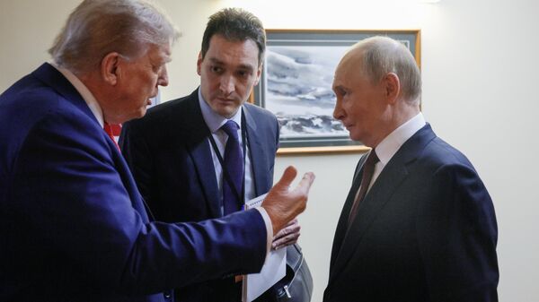 Дональд Трамп и Владимир Путин на Аляске, архивное фото - Sputnik Казахстан