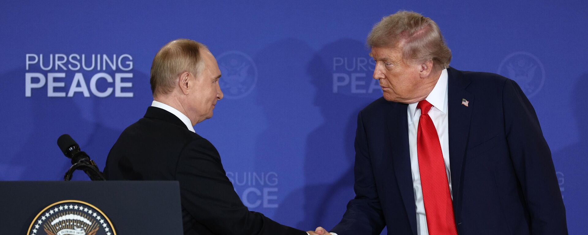 Владимир Путин и Дональд Трамп на Аляске, архивное фото - Sputnik Казахстан, 1920, 17.10.2025