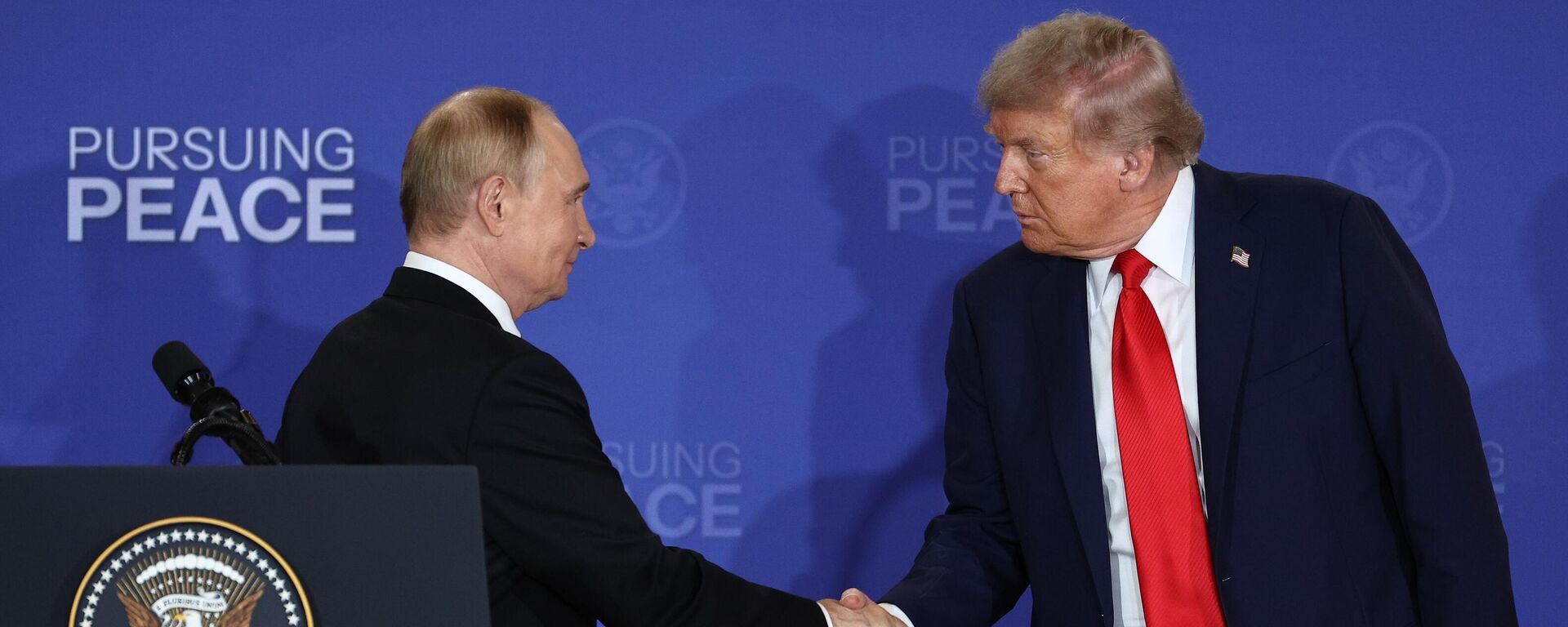 Владимир Путин и Дональд Трамп на Аляске, архивное фото - Sputnik Казахстан, 1920, 17.10.2025