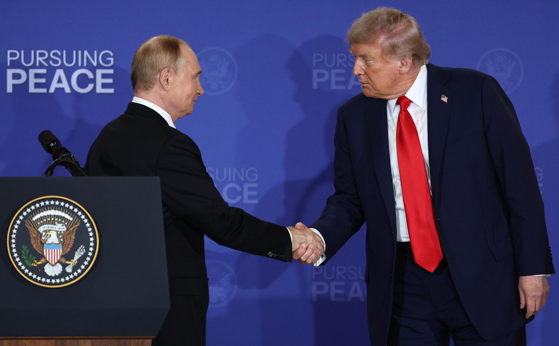 Владимир Путин и Дональд Трамп на Аляске, архивное фото - Sputnik Казахстан, 1920, 08.11.2025