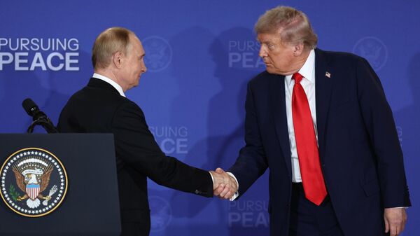 Владимир Путин и Дональд Трамп на Аляске, архивное фото - Sputnik Казахстан