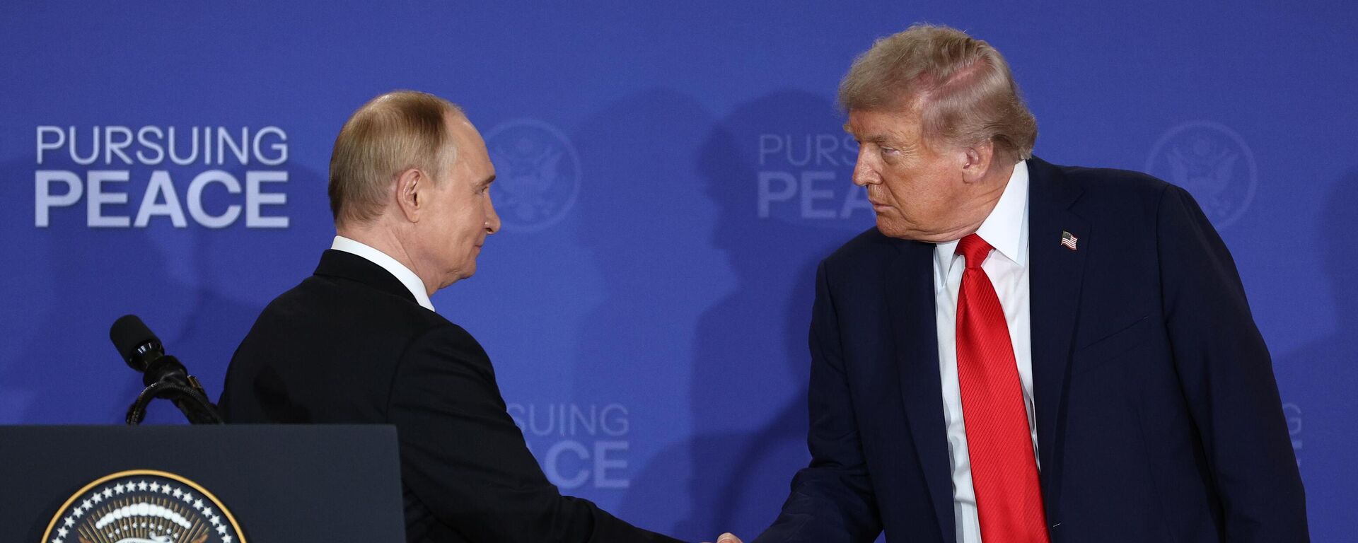 Владимир Путин и Дональд Трамп на Аляске, архивное фото - Sputnik Казахстан, 1920, 17.10.2025