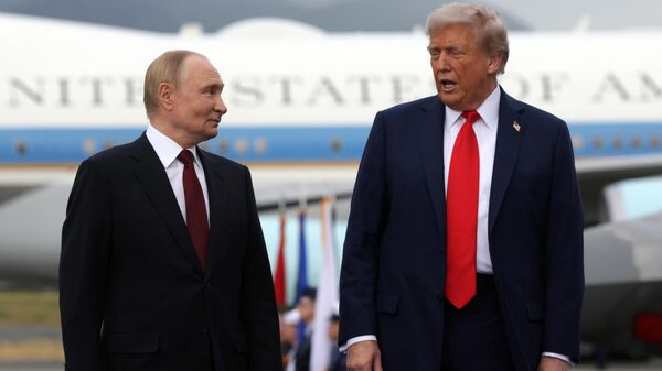 Владимир Путин и Дональд Трамп на военной базе Эльмендорф-Ричардсон на Аляске - Sputnik Казахстан
