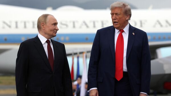Владимир Путин и Дональд Трамп на военной базе Эльмендорф-Ричардсон на Аляске, архивное фото - Sputnik Казахстан
