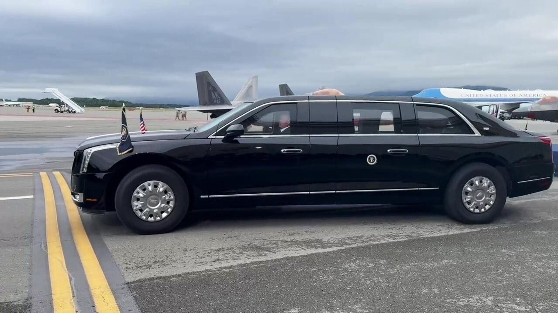 Кортеж президента США Дональда Трампа - Sputnik Казахстан, 1920, 16.08.2025