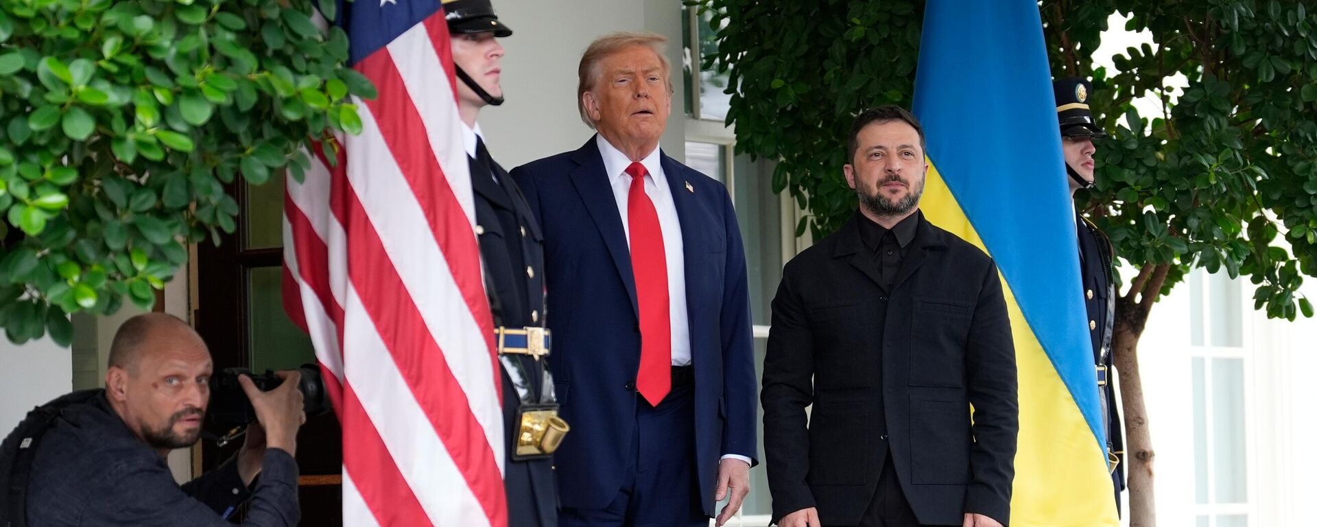 Дональд Трамп и Владимир Зеленский в Вашингтоне - Sputnik Казахстан, 1920, 13.12.2025