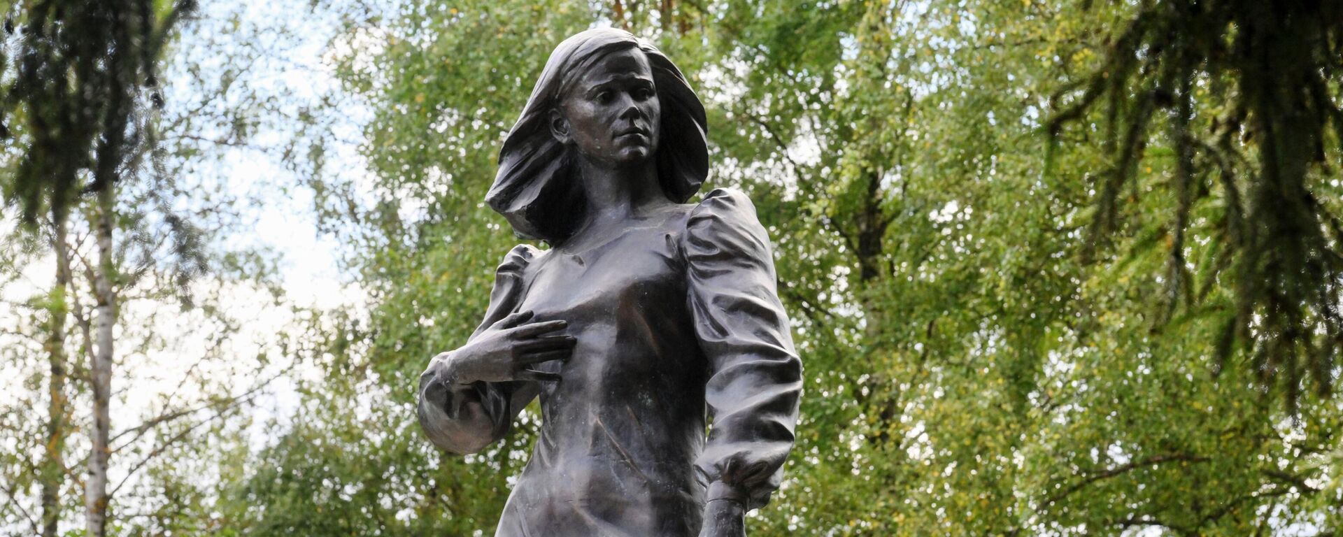 Памятник журналистке и политологу Дарье Дугиной в парке Захарово в Московской области Памятник журналистке и политологу Дарье Дугиной в парке Захарово в Московской области - Sputnik Казахстан, 1920, 20.08.2025