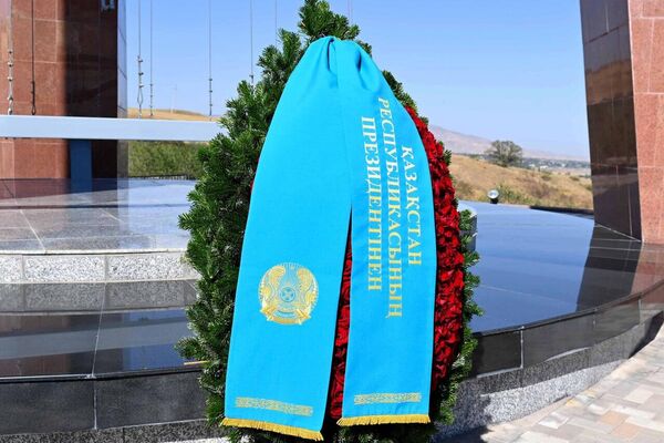 Токаев посетил Национальный историко-мемориальный комплекс Ата-Бейит в Кыргызстане - Sputnik Казахстан