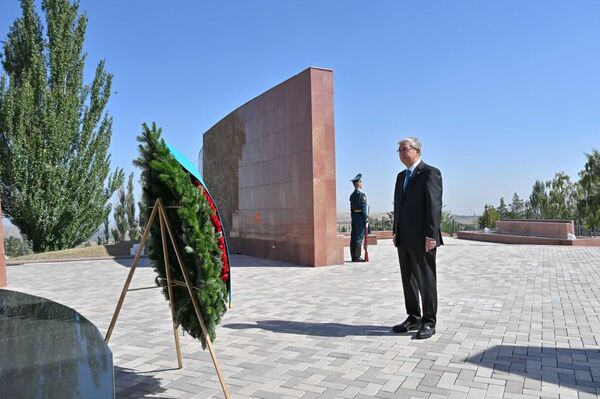 Токаев посетил Национальный историко-мемориальный комплекс Ата-Бейит в Кыргызстане - Sputnik Казахстан