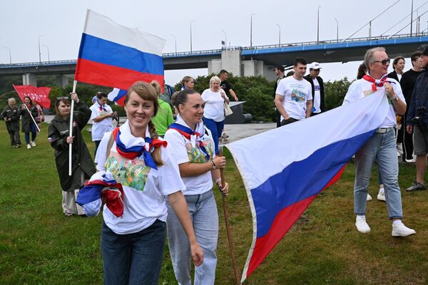 Участники патриотической акции, приуроченной к празднованию Дня Государственного флага России, на острове Русский - Sputnik Казахстан