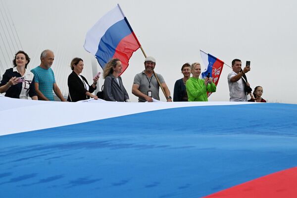 Участники патриотической акции, приуроченной к празднованию Дня Государственного флага России, на острове Русский - Sputnik Казахстан