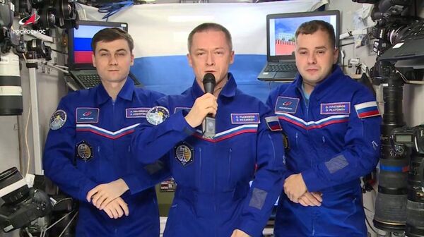 Космонавты Роскосмоса Сергей Рыжиков, Алексей Зубрицкий и Олег Платонов на борту МКС - Sputnik Казахстан