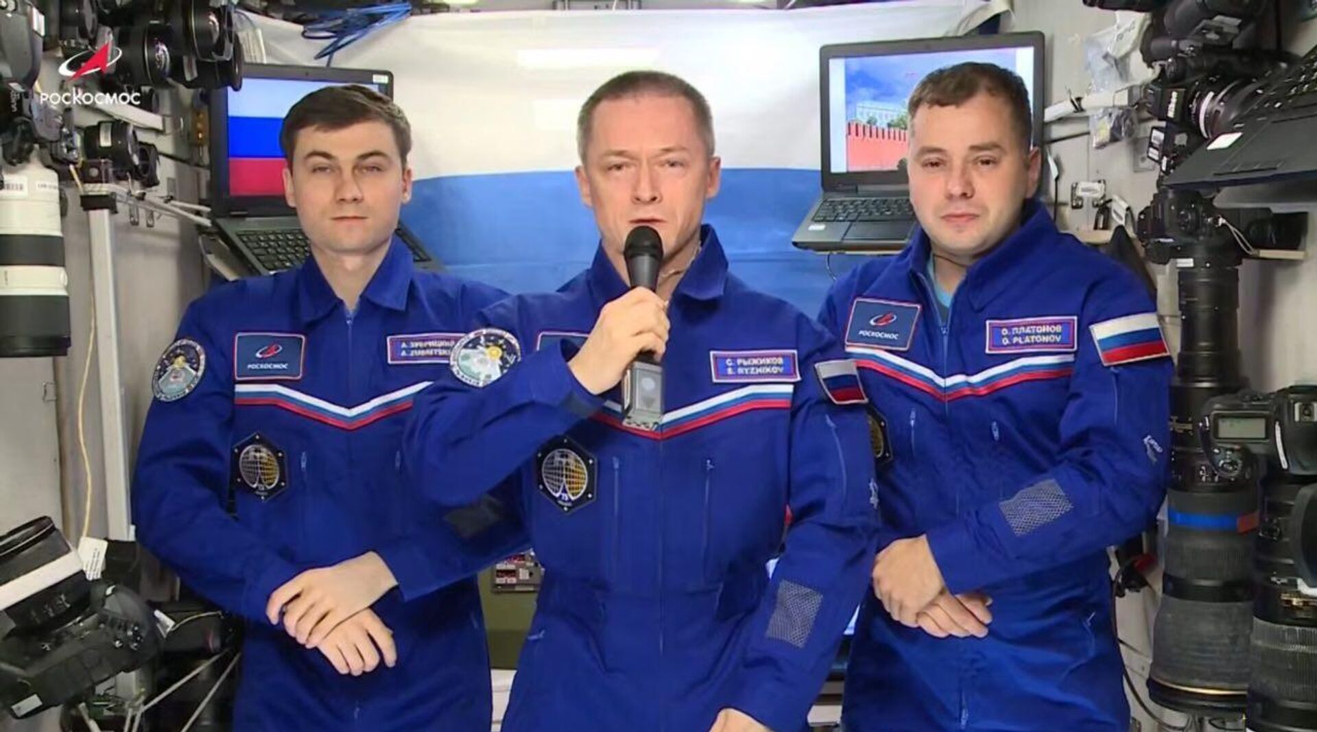 Космонавты Роскосмоса Сергей Рыжиков, Алексей Зубрицкий и Олег Платонов с борта МКС поздравили соотечественников с Днем государственного флага России - Sputnik Казахстан, 1920, 22.08.2025