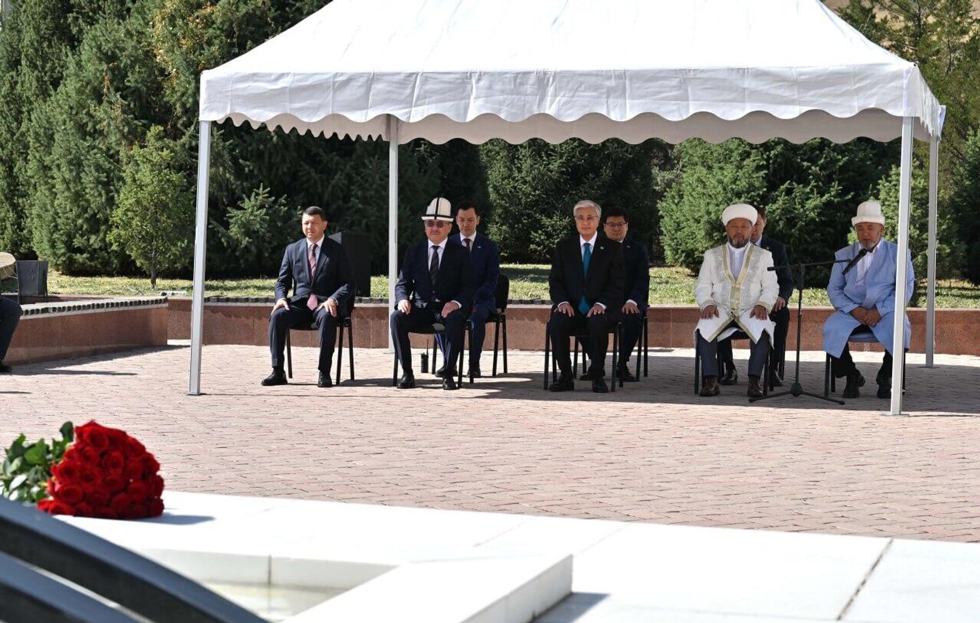 Токаев почтил память писателя Чингиза Айтматова в Кыргызстане - Sputnik Қазақстан, 1920, 22.08.2025