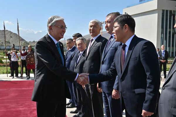 Церемония встречи Токаева в резиденции Ынтымак Ордо в Бишкеке - Sputnik Казахстан