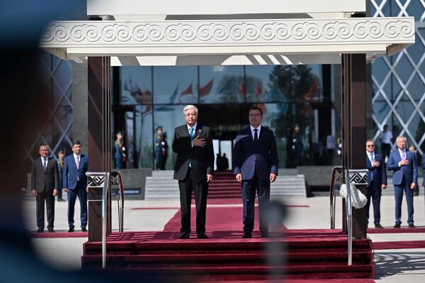 Касым-Жомарт Токаев и Садыр Жапаров в Бишкеке - Sputnik Казахстан