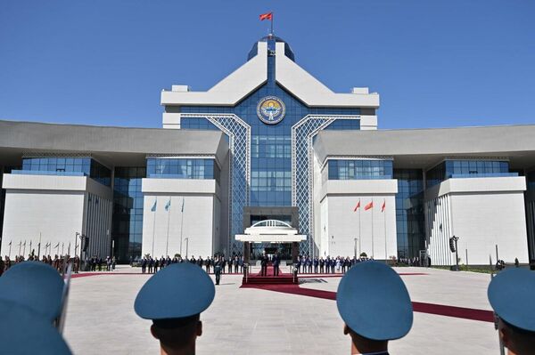 Церемония встречи Токаева в резиденции Ынтымак Ордо в Бишкеке - Sputnik Казахстан