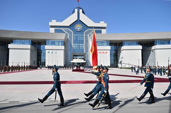 Церемония встречи Токаева в резиденции Ынтымак Ордо в Бишкеке - Sputnik Казахстан