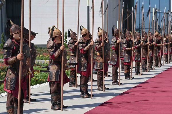 Церемония встречи Токаева в резиденции Ынтымак Ордо в Бишкеке - Sputnik Казахстан