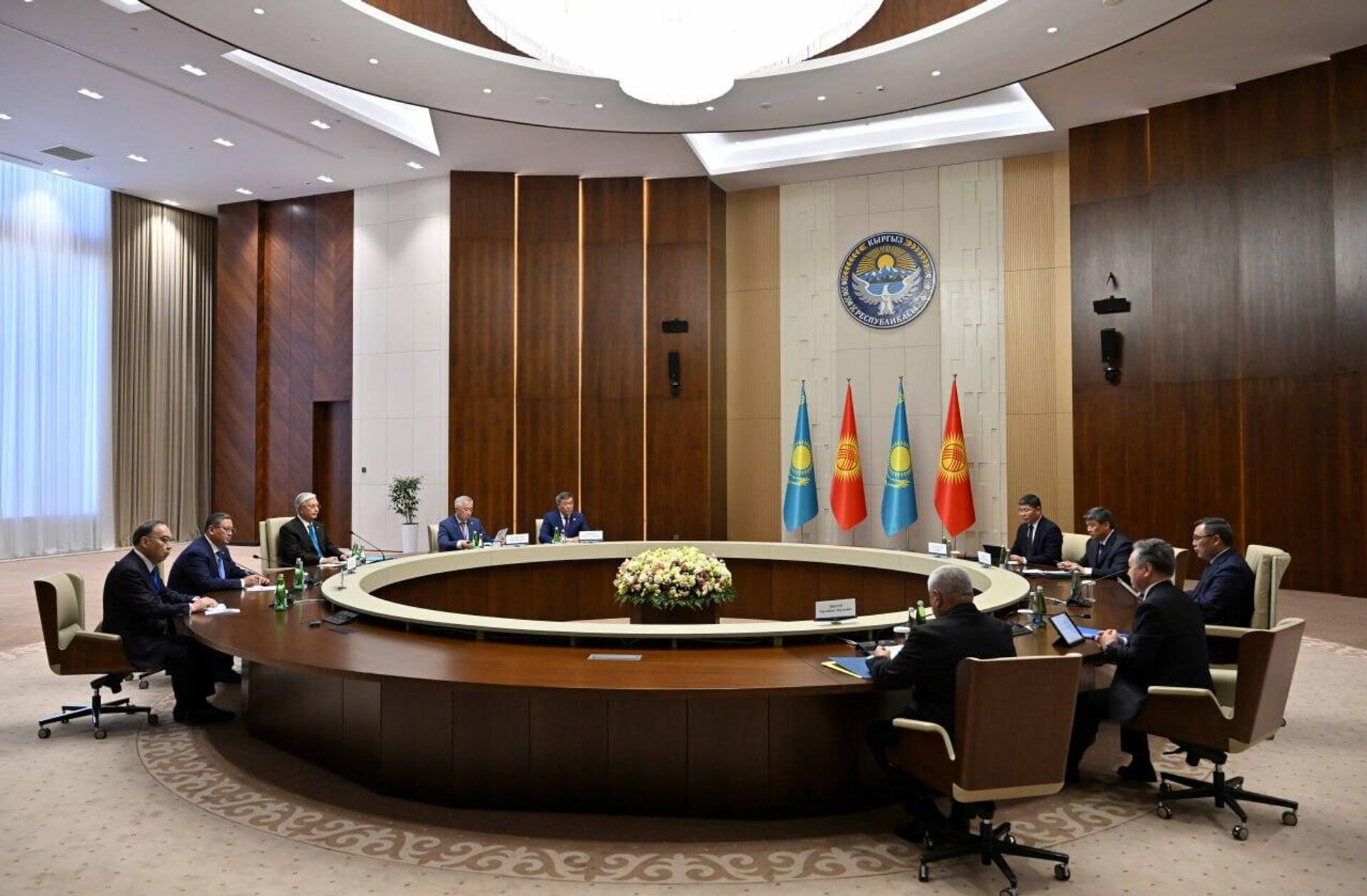 Касым-Жомарт Токаев и Садыр Жапаров провели переговоры в Бишкеке - Sputnik Казахстан, 1920, 22.08.2025