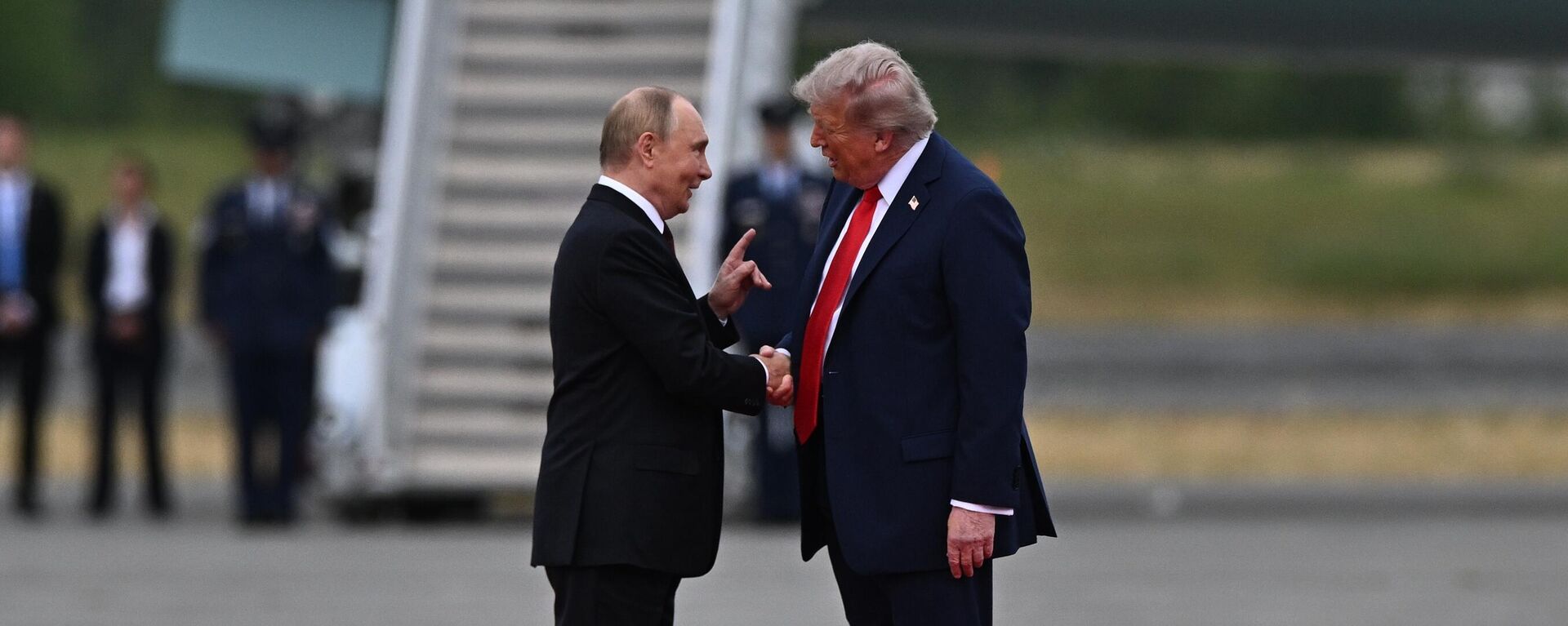 Президент РФ Владимир Путин и президент США Дональд Трамп во время встречи на военной базе Эльмендорф-Ричардсон на Аляске - Sputnik Казахстан, 1920, 10.02.2026