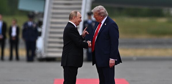 Президент России Владимир Путин и президент США Дональд Трамп во время встречи на военной базе Эльмендорф-Ричардсон на Аляске. - Sputnik Казахстан