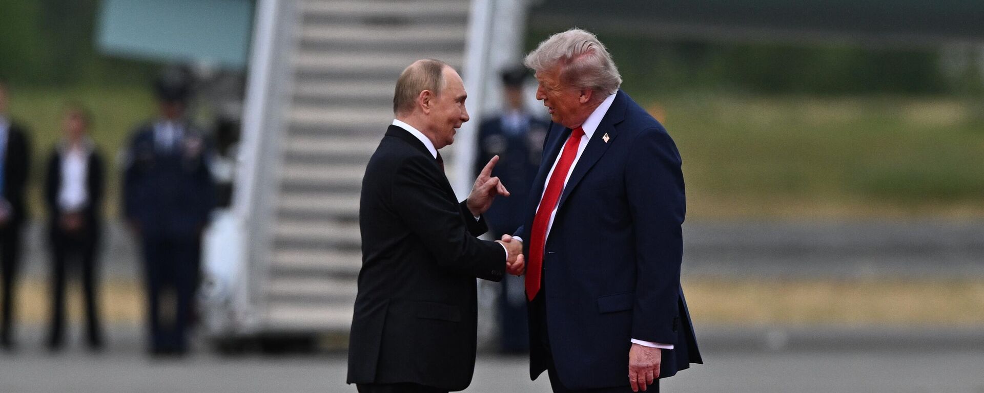 Президент РФ Владимир Путин и президент США Дональд Трамп во время встречи на Аляске, архивное фото - Sputnik Казахстан, 1920, 03.11.2025