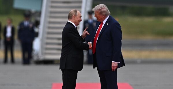 Президент России Владимир Путин и президент США Дональд Трамп во время встречи на военной базе Эльмендорф-Ричардсон на Аляске. - Sputnik Казахстан