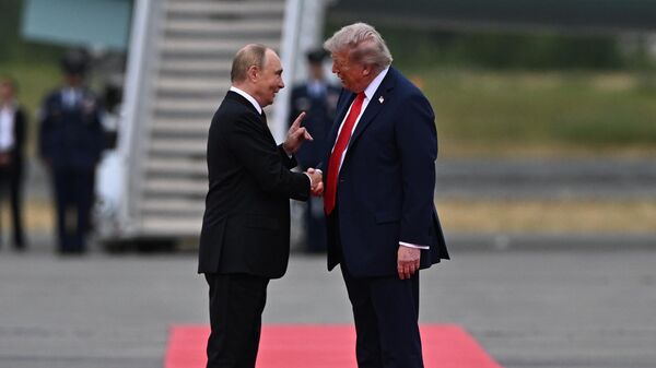 Президент РФ Владимир Путин и президент США Дональд Трамп во время встречи на Аляске, архивное фото  - Sputnik Казахстан