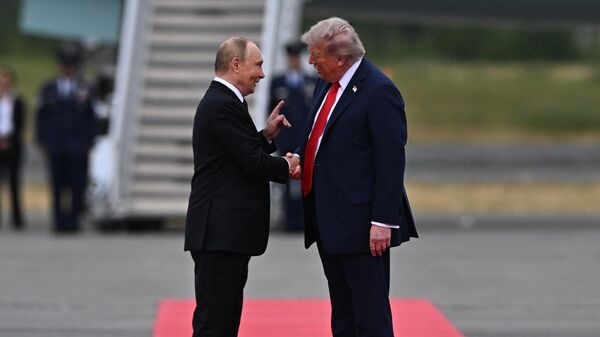 Президент РФ Владимир Путин и президент США Дональд Трамп во время встречи на Аляске, архивное фото  - Sputnik Казахстан