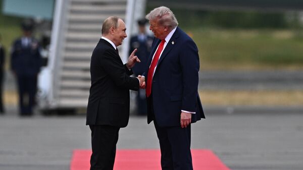 Президент РФ Владимир Путин и президент США Дональд Трамп во время встречи на военной базе Эльмендорф-Ричардсон на Аляске - Sputnik Казахстан