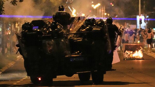 Сербские жандармы преследуют протестующих во время антиправительственной акции протеста в Белграде, Сербия - Sputnik Казахстан