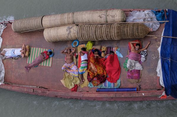 Торговцы спят на лодке, направляющейся к оптовому рынку Садаргхат в Дакке, Бангладеш. - Sputnik Казахстан