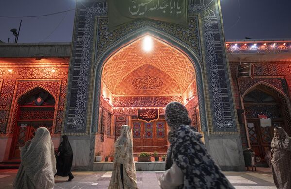 Иранские женщины идут по священному месту в городе Астане-йе-Ашрафие, провинция Гилян, Иран. - Sputnik Казахстан