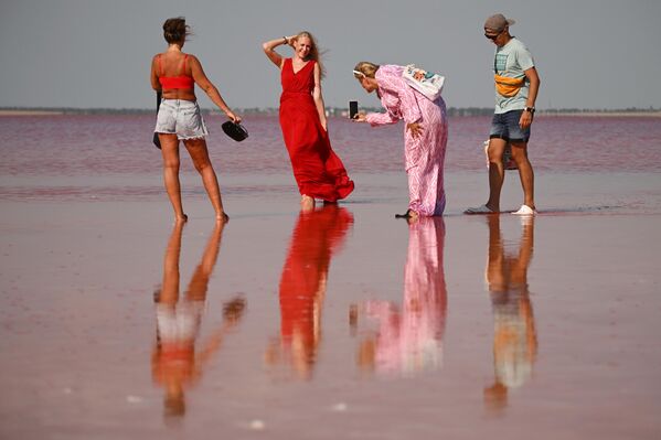 Туристы на розовом озере Сасык-Сиваш под Евпаторией в Крыму. - Sputnik Казахстан