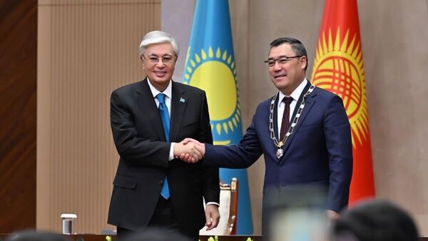 Тоқаев Қырғыз Республикасының президенті Садыр Жапаровты Алтын Қыран орденімен марапаттады - Sputnik Қазақстан