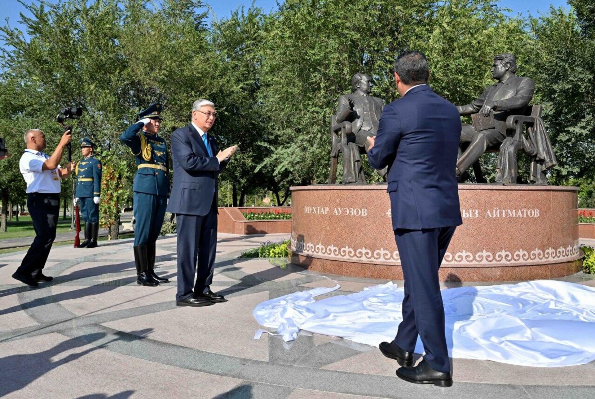 Қасым-Жомарт Тоқаев пен Садыр Жапаров Достықтың алтын көпірі ескерткішінің ашылу рәсіміне қатыст - Sputnik Қазақстан, 1920, 22.08.2025