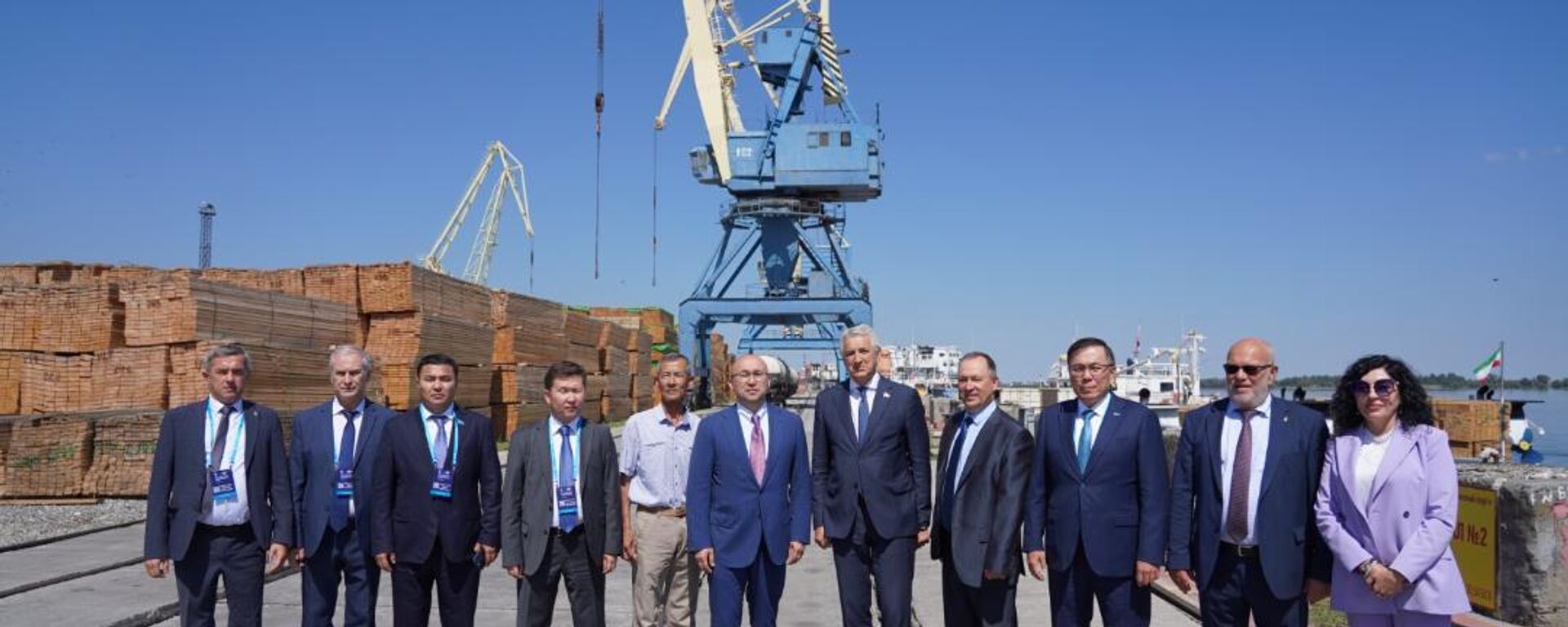 Посол Казахстана в России Абаев посетил порты в Астраханской области  - Sputnik Казахстан, 1920, 22.08.2025