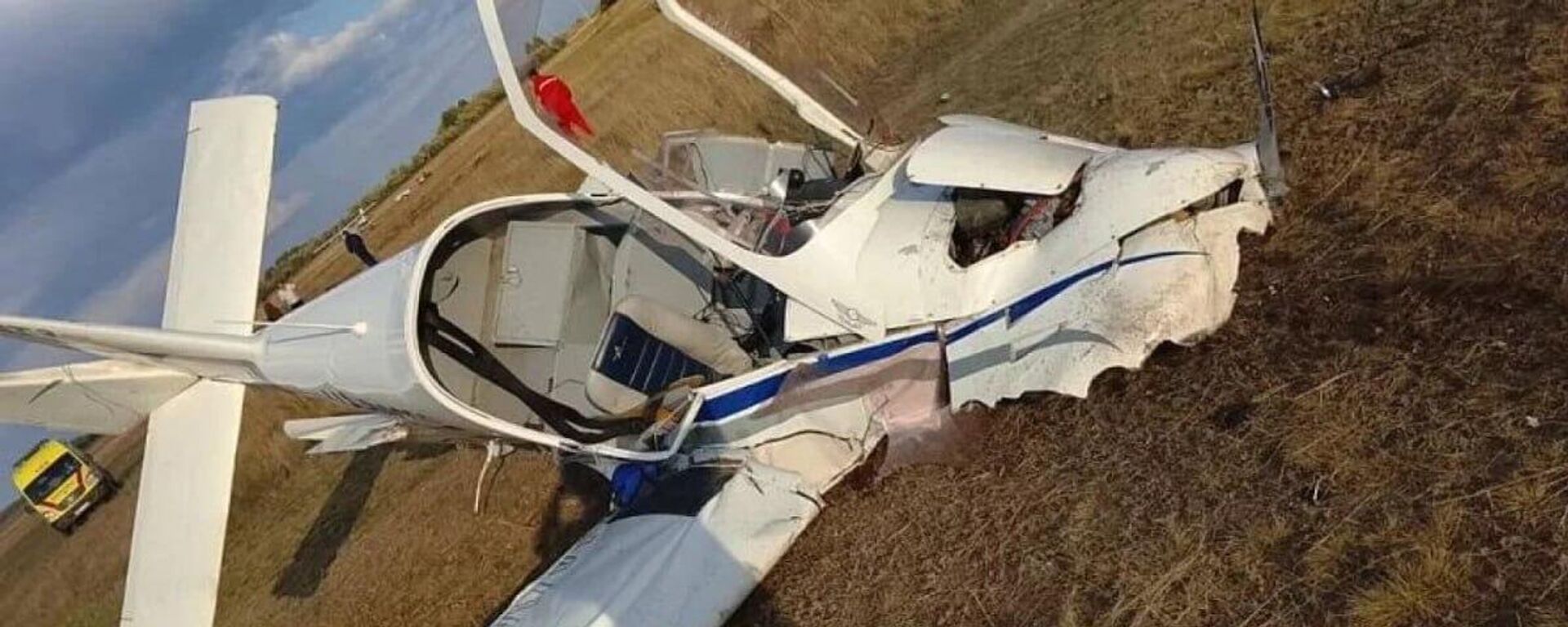 Разбитый легкомоторный самолет - Sputnik Казахстан, 1920, 14.09.2025