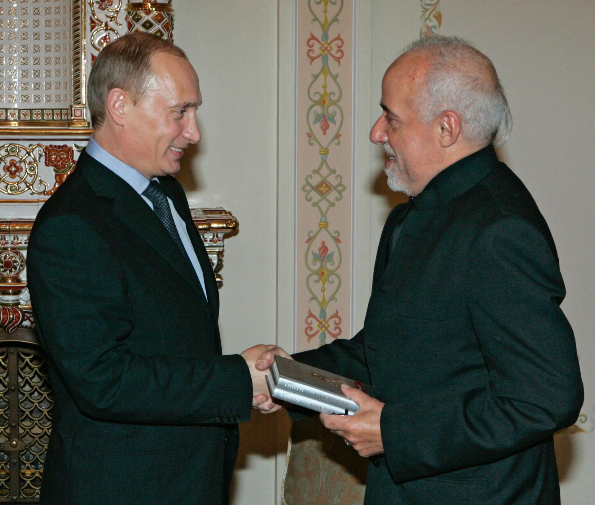 Владимир Путин и Пауло Коэльо во время встречи в Ново-Огарево, архивное фото - Sputnik Казахстан, 1920, 23.08.2025