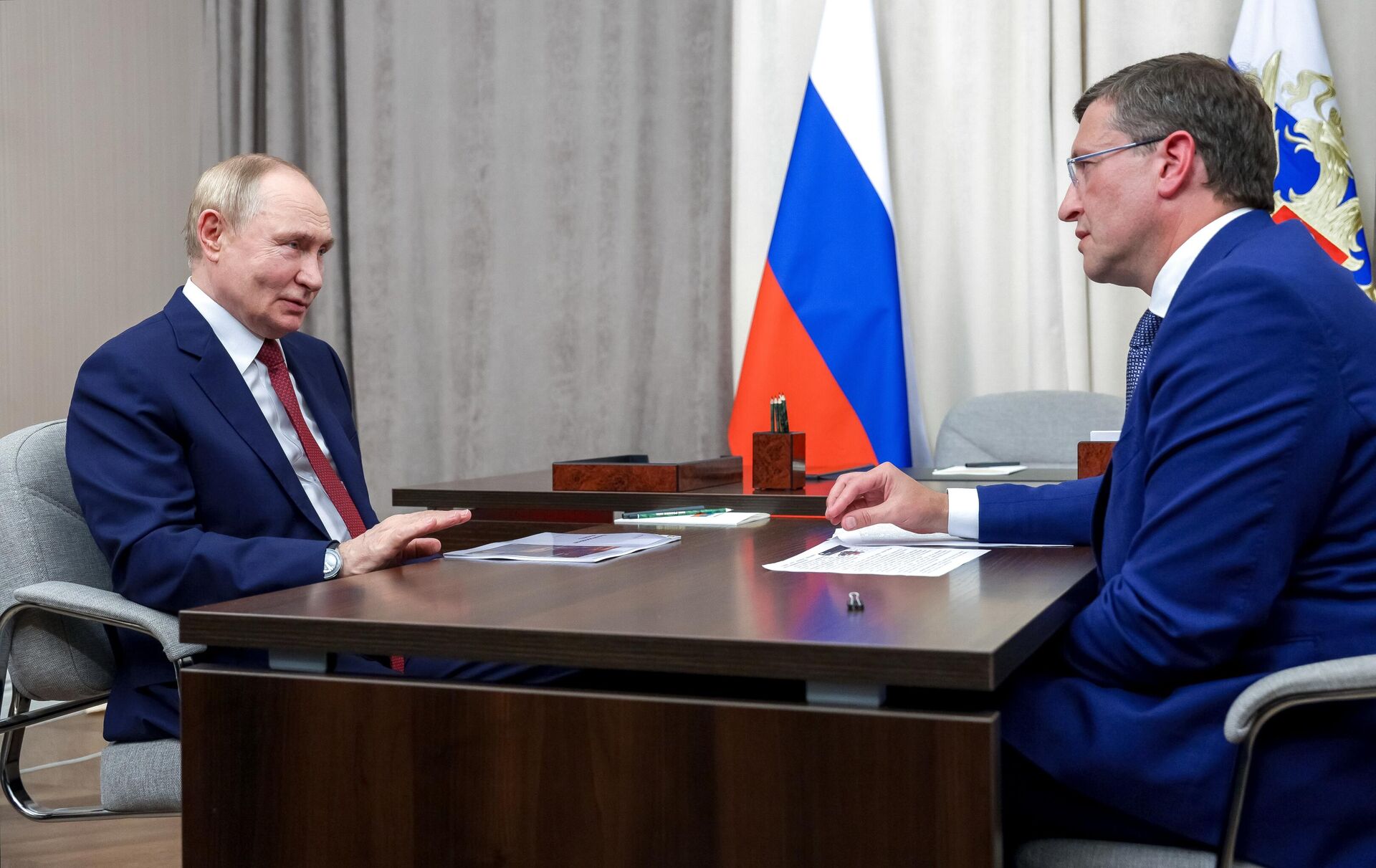 Президент РФ Владимир Путин и губернатор Нижегородской области Глеб Никитин во время встречи в Сарове Президент РФ Владимир Путин и губернатор Нижегородской области Глеб Никитин во время встречи в Сарове - Sputnik Казахстан, 1920, 23.08.2025