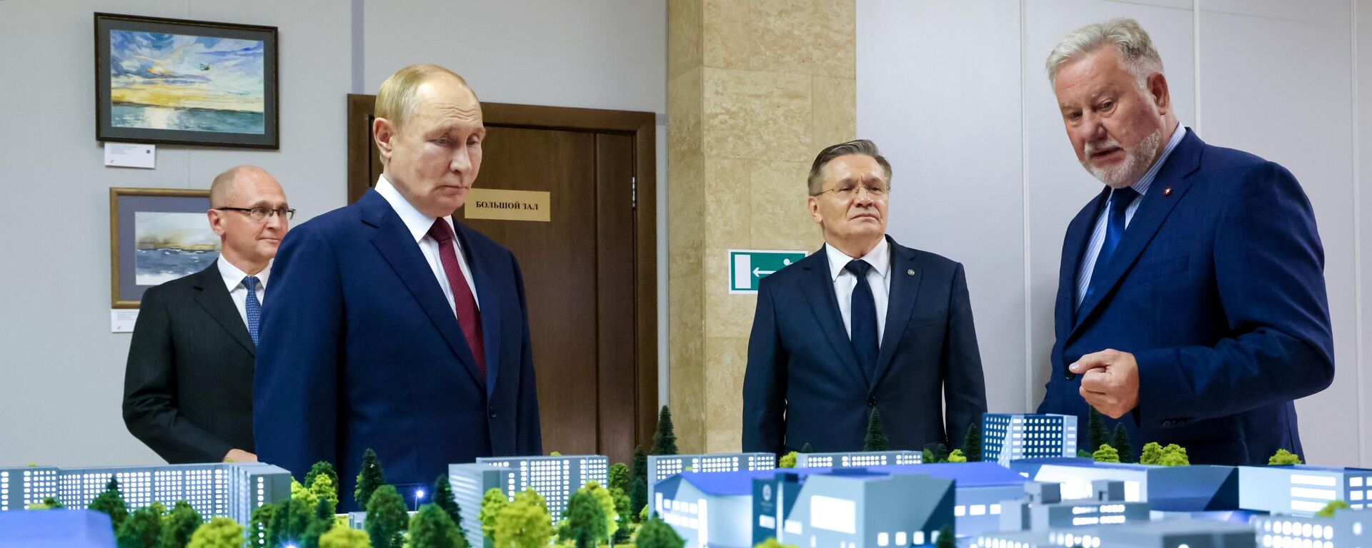 Владимир Путин во время осмотра выставки Научно-образовательная инфраструктура в городах особого назначения в Российском федеральном ядерном центре в Сарове - Sputnik Казахстан, 1920, 23.08.2025