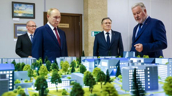 Владимир Путин во время осмотра выставки Научно-образовательная инфраструктура в городах особого назначения в Российском федеральном ядерном центре в Сарове - Sputnik Казахстан