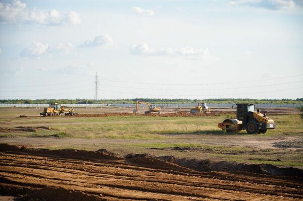 Аким Астаны Женис Касымбек осматривает площадку и макеты будущих КНС  - Sputnik Казахстан